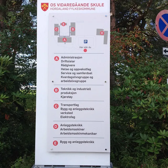 Monterer skilt for fylkeskommunen