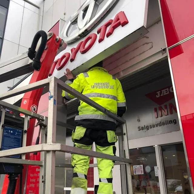 Henger opp Toyot skilt