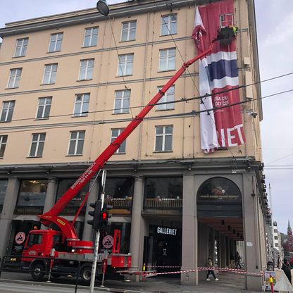 Rød lift henger opp norske flagg