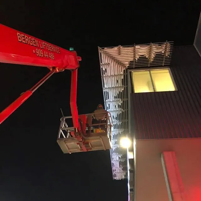 Rød lift opp til tak