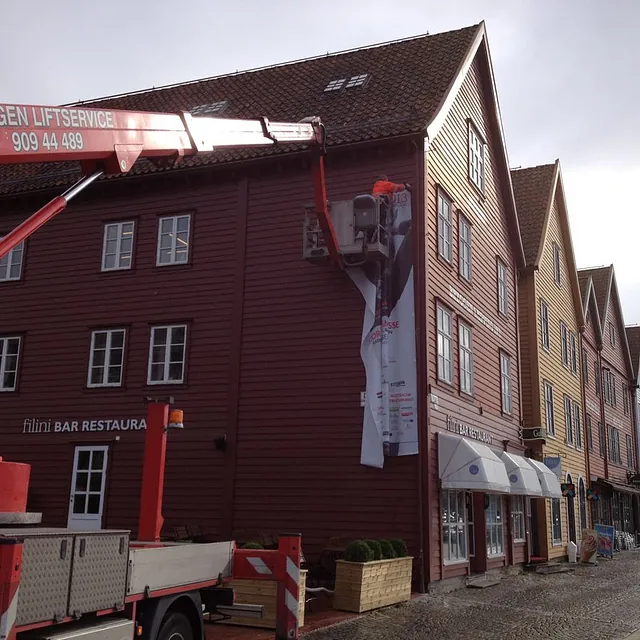 Henge opp bannere på Bryggen i Bergen